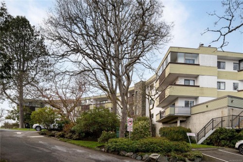 116-3962 Cedar Hill Rd, Saanich, BC - Outdoor