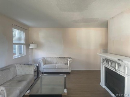 4201-997 Bowen Rd, Nanaimo, BC - Indoor Photo Showing Living Room