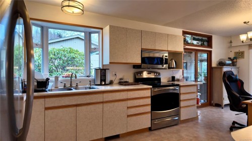 7710 Cedar Pl, Port Hardy, BC - Indoor Photo Showing Kitchen With Double Sink