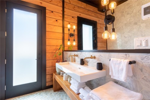 2613 Dunsmuir Ave, Cumberland, BC 