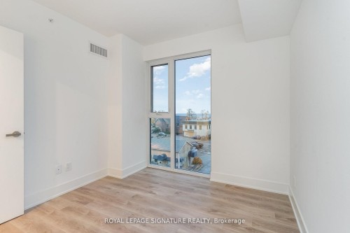 304-370 Martha Street, Burlington, ON - Indoor Photo Showing Other Room