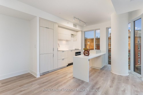 304-370 Martha Street, Burlington, ON - Indoor Photo Showing Kitchen