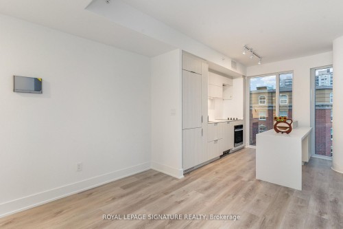 304-370 Martha Street, Burlington, ON - Indoor Photo Showing Other Room