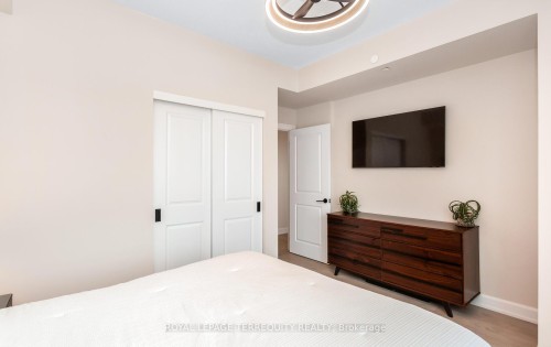 806-3200 William Coltson Avenue, Oakville, ON - Indoor Photo Showing Bedroom
