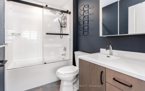 806-3200 William Coltson Avenue, Oakville, ON - Indoor Photo Showing Bathroom