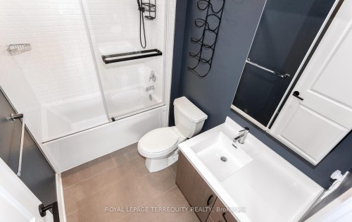 806-3200 William Coltson Avenue, Oakville, ON - Indoor Photo Showing Bathroom