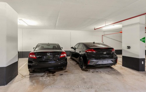806-3200 William Coltson Avenue, Oakville, ON - Indoor Photo Showing Garage