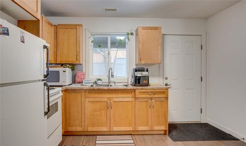 4406A 25 Street, Vernon, BC - Indoor Photo Showing Kitchen With Double Sink