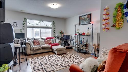 4406A 25 Street, Vernon, BC - Indoor Photo Showing Living Room