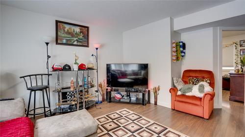 4406A 25 Street, Vernon, BC - Indoor Photo Showing Living Room