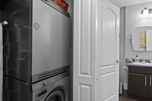 404-975 Victoria Street, Kamloops, BC - Indoor Photo Showing Laundry Room