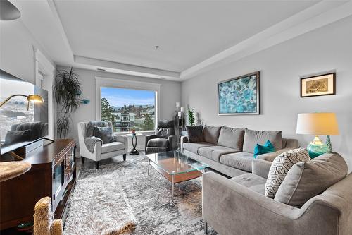 404-975 Victoria Street, Kamloops, BC - Indoor Photo Showing Living Room