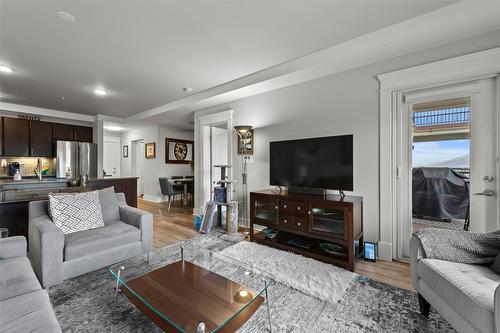 404-975 Victoria Street, Kamloops, BC - Indoor Photo Showing Living Room