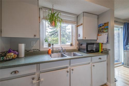 75-1605 Summit Drive, Kamloops, BC - Indoor Photo Showing Kitchen With Double Sink