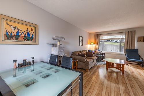 75-1605 Summit Drive, Kamloops, BC - Indoor Photo Showing Living Room