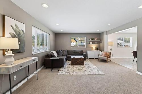370 Wyndhaven Place, Clearwater, BC - Indoor Photo Showing Living Room