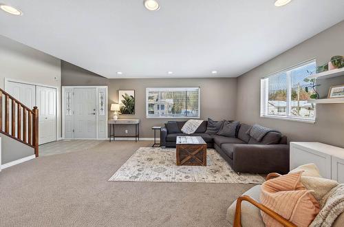 370 Wyndhaven Place, Clearwater, BC - Indoor Photo Showing Living Room