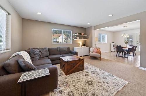 370 Wyndhaven Place, Clearwater, BC - Indoor Photo Showing Living Room