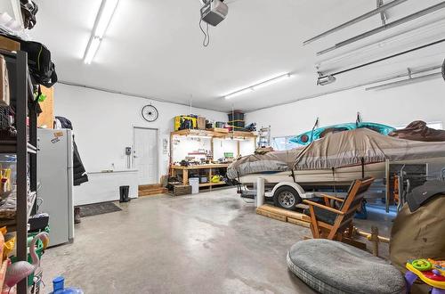 370 Wyndhaven Place, Clearwater, BC - Indoor Photo Showing Garage