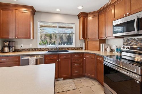 370 Wyndhaven Place, Clearwater, BC - Indoor Photo Showing Kitchen With Double Sink