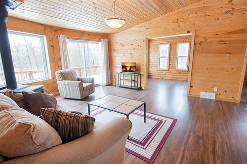 41 Awanipark Dr, Pinawa, MB 