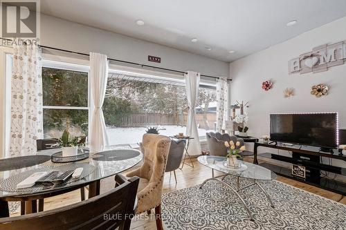 1026 Waterloo Street, London East (East B), ON - Indoor Photo Showing Living Room