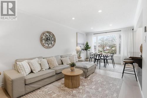 8 Elmore Drive N, Hamilton, ON - Indoor Photo Showing Living Room