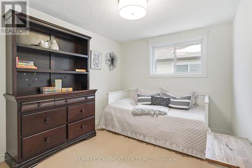8 Elmore Drive N, Hamilton, ON - Indoor Photo Showing Bedroom