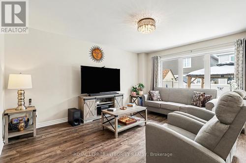536 Arum Terrace, Ottawa, ON - Indoor Photo Showing Living Room
