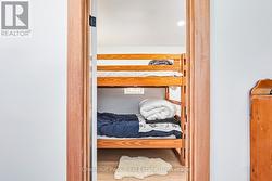 View to the bunk bedroom - 