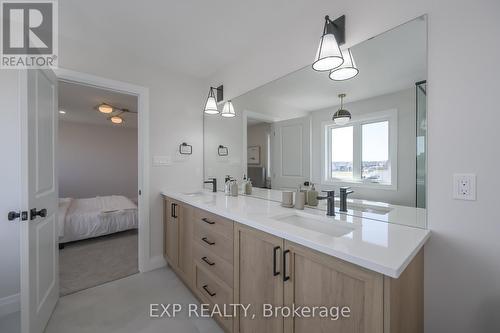 1604 Vandusen Court, London North (North C), ON - Indoor Photo Showing Bathroom