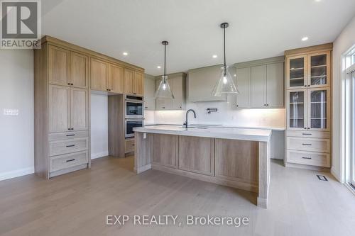 1604 Vandusen Court, London North (North C), ON - Indoor Photo Showing Kitchen With Upgraded Kitchen