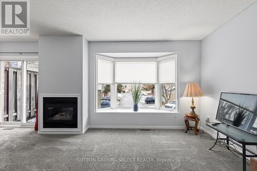 43 - 9 Ailsa Place, London South (South J), ON - Indoor Photo Showing Other Room With Fireplace