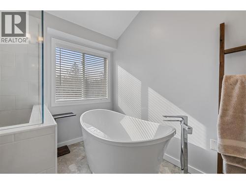 3947 Lakevale Place, Kelowna, BC - Indoor Photo Showing Bathroom
