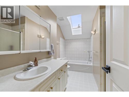 3947 Lakevale Place, Kelowna, BC - Indoor Photo Showing Bathroom