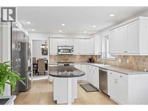 3947 Lakevale Place, Kelowna, BC - Indoor Photo Showing Kitchen