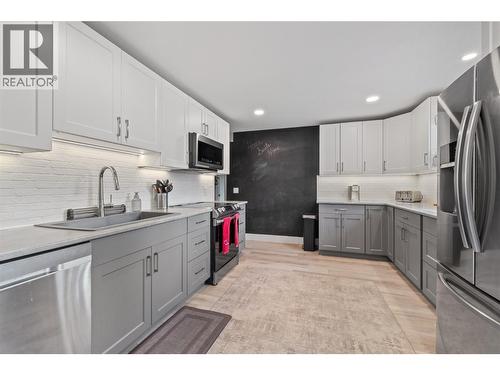 Suite - 3947 Lakevale Place, Kelowna, BC - Indoor Photo Showing Kitchen With Upgraded Kitchen