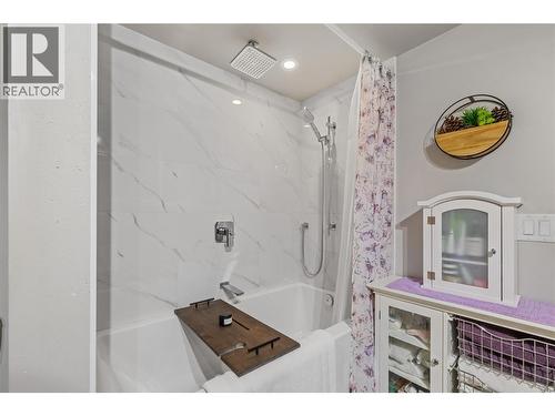 Suite - 3947 Lakevale Place, Kelowna, BC - Indoor Photo Showing Bathroom