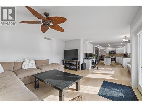 3947 Lakevale Place, Kelowna, BC - Indoor Photo Showing Living Room