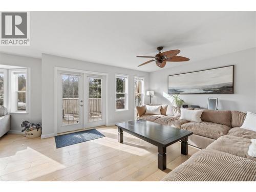 3947 Lakevale Place, Kelowna, BC - Indoor Photo Showing Living Room
