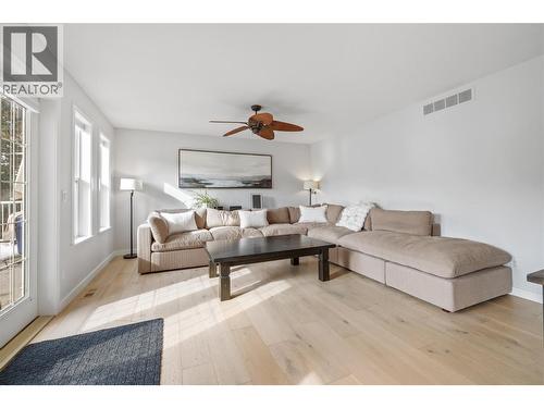 3947 Lakevale Place, Kelowna, BC - Indoor Photo Showing Living Room
