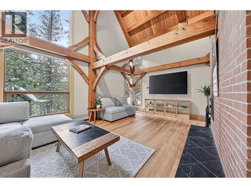 4546 Timberline Crescent, Fernie, BC - Indoor Photo Showing Living Room
