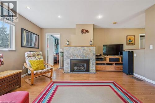 32 Holly Trail, Puslinch, ON - Indoor Photo Showing Living Room With Fireplace