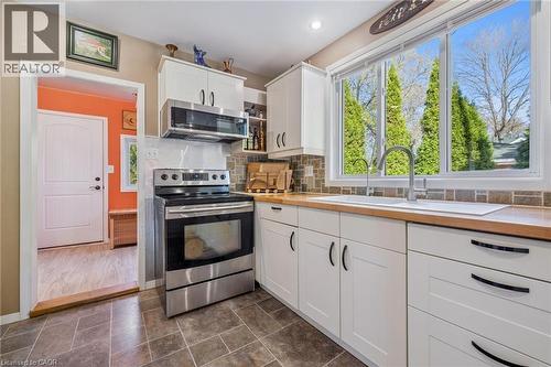 32 Holly Trail, Puslinch, ON - Indoor Photo Showing Kitchen