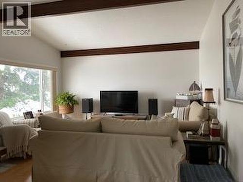 12911 Pixton Road, Lake Country, BC - Indoor Photo Showing Living Room