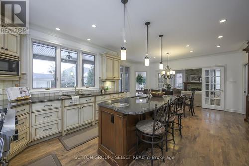 95 Highland Woods Court, London South (South P), ON - Indoor Photo Showing Kitchen With Upgraded Kitchen