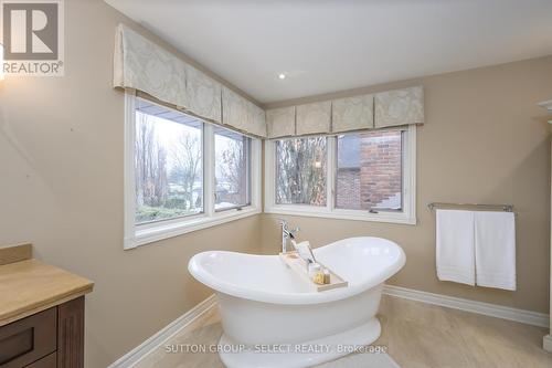 95 Highland Woods Court, London South (South P), ON - Indoor Photo Showing Bathroom