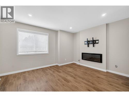 2081 11 Avenue Ne Unit# 4, Salmon Arm, BC - Indoor With Fireplace