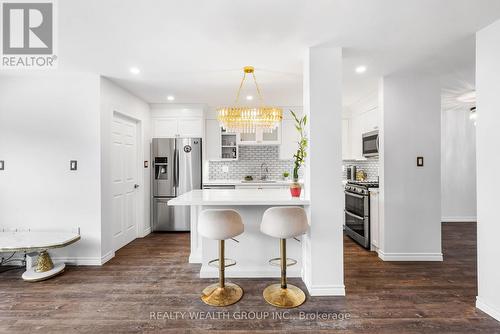 34 Castle Park Boulevard, Vaughan, ON - Indoor Photo Showing Kitchen With Upgraded Kitchen