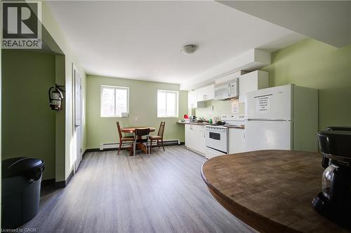 5 Front Street, London, ON - Indoor Photo Showing Kitchen